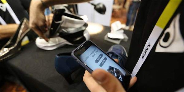 Digisole presentó los zapatos inteligentes que se pueden controlar por medio de una aplicación móvil. Se amarran solos y se calienten en inverno. Miden las calorías ganadas por el usuario.