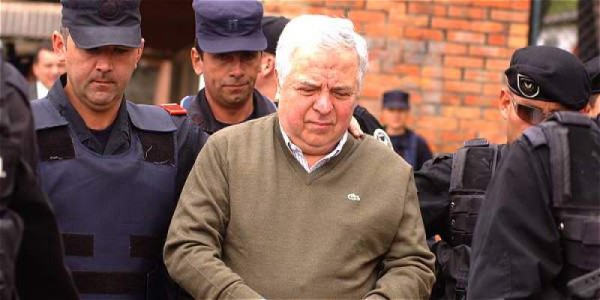 Juan Gabriel también fue relacionado con el mundo del narcotráfico, cuando Fernando Rodríguez publicó que el cantante amenizó una fiesta de los jefes del cártel de Cali.