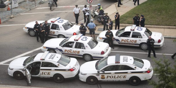 EUA: Conductor estrella su auto contra barrera del Capitolio