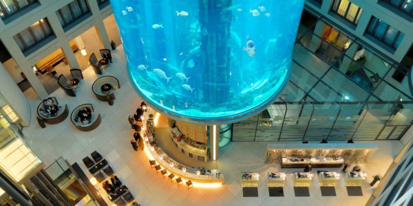 El impactante hotel acuario en Berlín