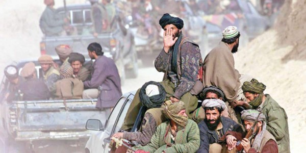 Talibanes ahorcan en público a mujer acusada de adúltera en Afganistán