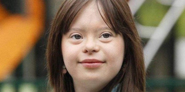 Joven con síndrome de Down se convierte en presentadora de televisión en Francia