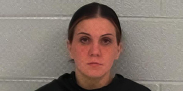 Arrestan a profesora por grabarse realizando actos indebidos mientras daba clases