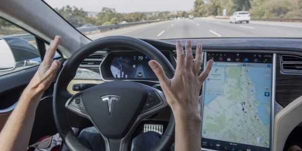 Tesla mejora su sistema de conducción automática