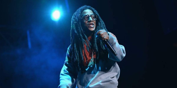 Tego Calderón se accidenta en un lujoso carro