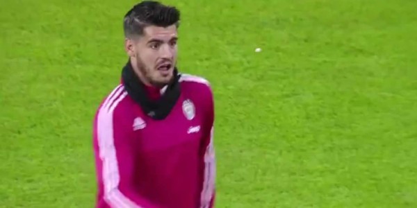 Morata juega con un chicle y se lo come