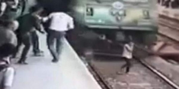 Mujer es arrollada por tren y sobrevive para contarlo