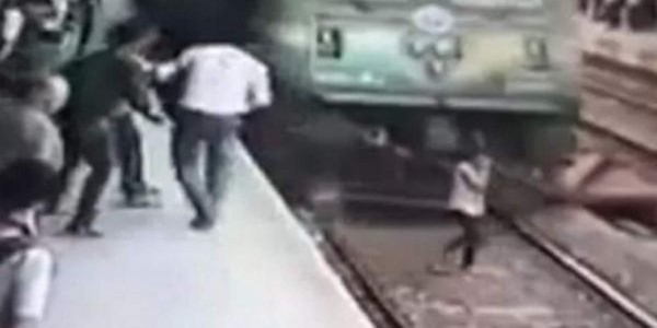 Mujer es arrollada por tren y sobrevive para contarlo