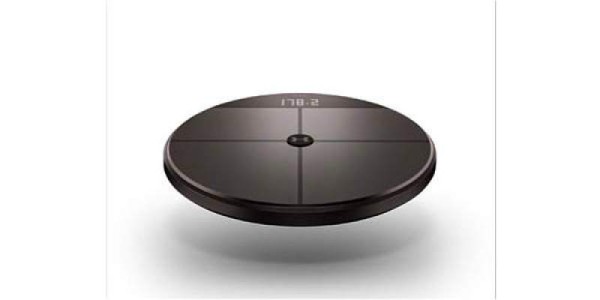 HTC y Under Armour dieron a conocer una báscula inteligente que cuenta con conexión wifi. El aparato está montado sobre una hoja de vidrio que permite medir el peso y el porcentaje de grasa corporal del usuario.Además, integra una pantalla led y puede ser usada hasta por ocho personas.