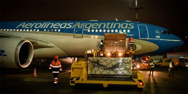 Argentina recibe primer lote de 300,000 vacunas Sputnik V contra el covid-19