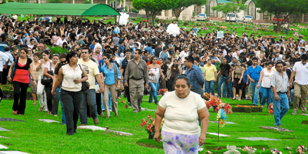 Dolor en despedida de pastor Roberto Marroquín