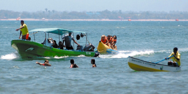 Extranjeros y catrachos se refrescaron en Tela