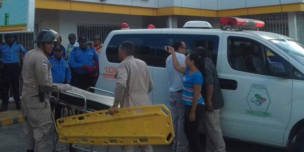 Cliente frustra asalto en farmacia, dos supuestos delicuentes salen heridos