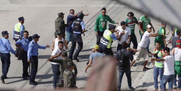 Barras del Marathón y Olimpia protagonizan pelea en las afueras del Yankel Rosenthal