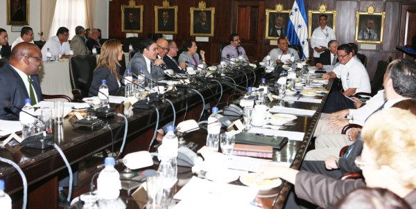 Pretenden desacreditar elecciones, denuncia Lobo