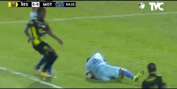 ¡Polémica! El claro penal no sancionado a favor del Real España ante Motagua