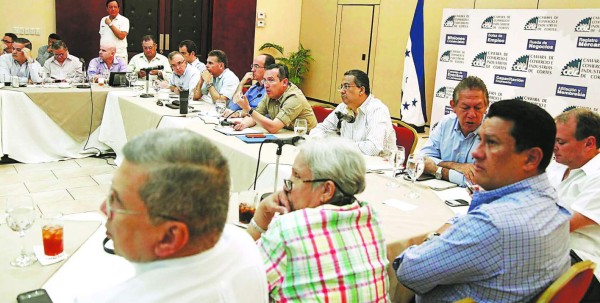 Gobierno aclara el panorama económico a empresarios