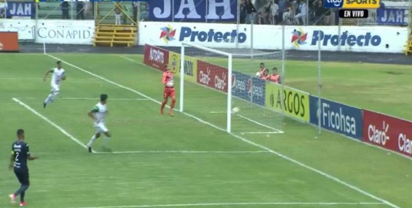 Video: El terrible error de Jonathan Rougier que terminó en gol del Platense