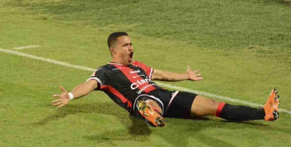 Roger Rojas golea al Saprissa, pero Alajuelense deja escapar el triunfo