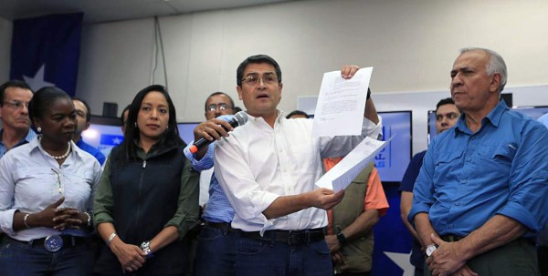 El presidente y además candidato presidencial Juan Orlando Hernández en la sede del Partido Nacional. / AFP PHOTO / JULIO ANTUNEZ