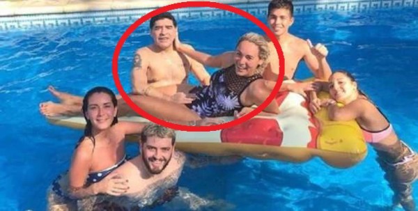 Maradona hace estallar las redes por indiscreta caricia a su novia