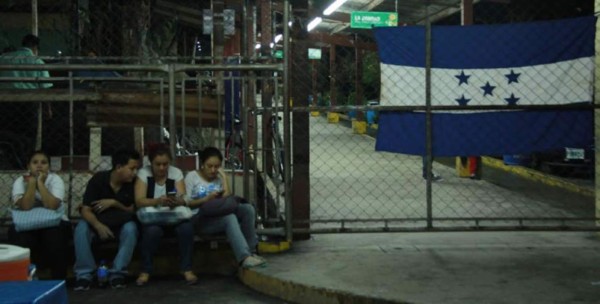 Policías desalojan a estudiantes que se tomaron la Unah-vs