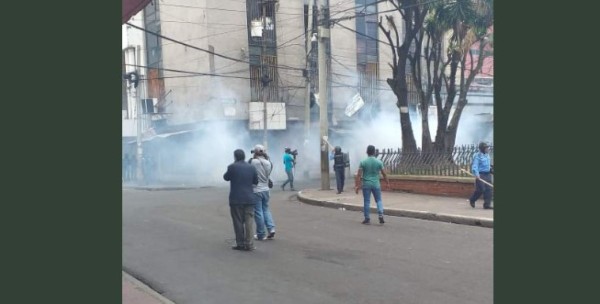 Fuertes enfrentamientos entre manifestantes y policías en Tegucigalpa
