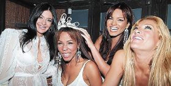 Miss Universo asiste a cumpleaños de Magaly Febles
