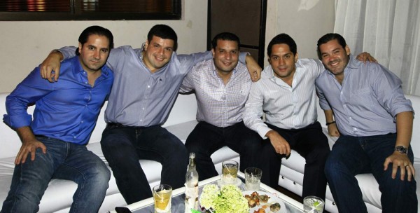 Brindis, celebración y amigos