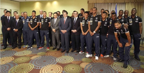 Presidente de Honduras juramentó a la Selección Nacional