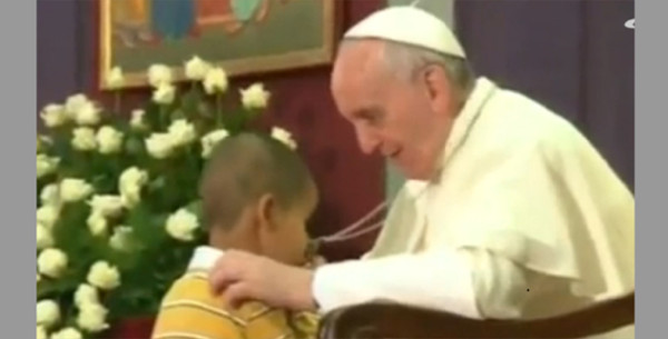 Vídeo del niño que abrazó al Papa sigue cautivando