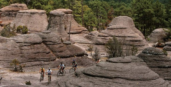 Paseo por el jardín de piedras en Mexiquillo