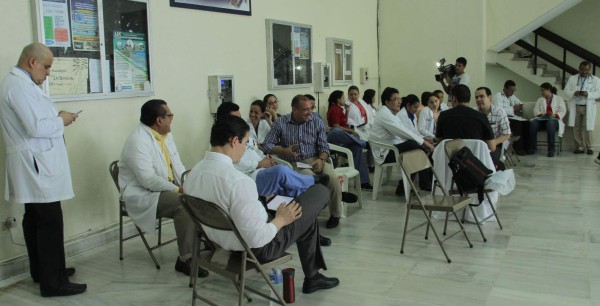 Unos 24 médicos exigen pago de prestaciones