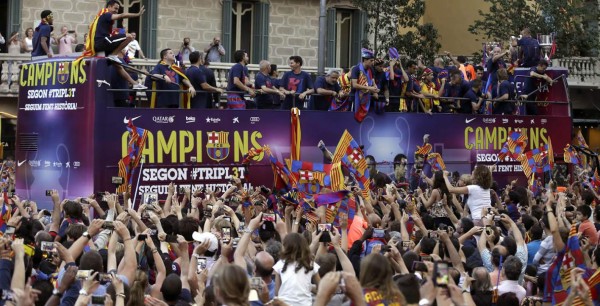 Barcelona se tiñe de azulgrana para celebrar el triplete