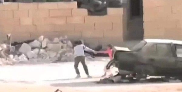 Pequeño héroe sirio esquiva una lluvia de balas para salvar a una niña