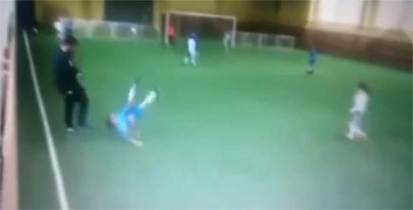 Entrenador le propina cruel patada a niño en pleno partido