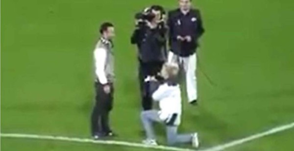 VIDEO: Mujer le propone matrimonio y él salió corriendo