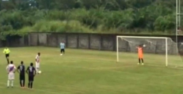 En Costa Rica ya se había cobrado el penal al estilo Messi-Suárez
