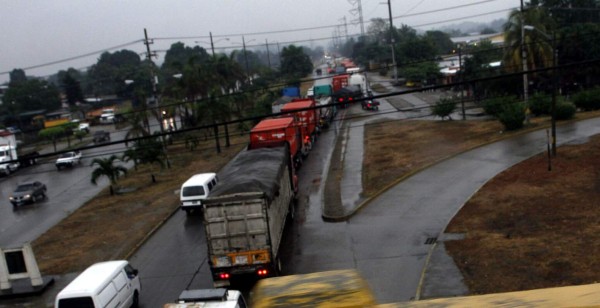Lluvia refresca pero genera caos vehicular en San Pedro Sula