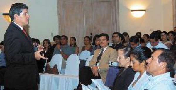 Urge crear más empleos