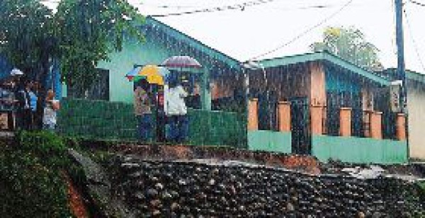 15 mil aislados por lluvias