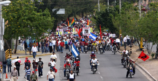 Seguidores de Zelaya marchan en Honduras