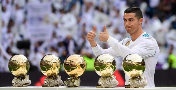 Cristiano Ronaldo exhibió sus cinco Balones de Oro en el Santiago Bernabéu