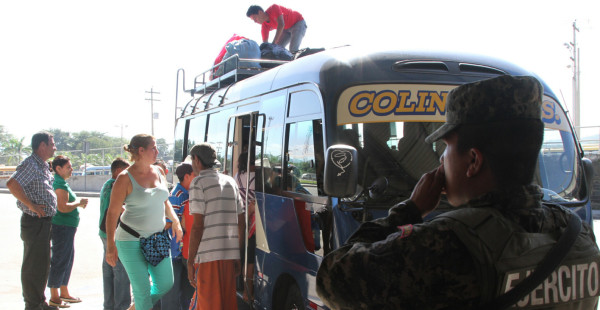 Vídeo: Usuarios hacen largas filas para poder viajar