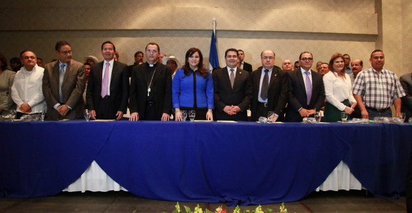 Sectores del país firman el Pacto por Honduras con Juan Orlando
