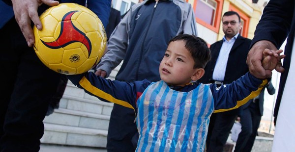 Niño de la camiseta de plástico de Messi cumple uno de sus sueños