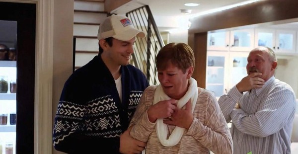El actor Ashton Kutcher consiente a su madre