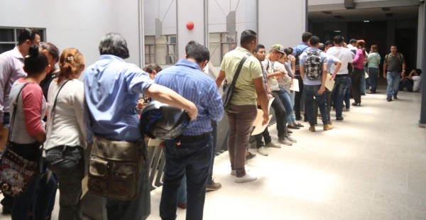 Más de 500 acuden a feria de empleo