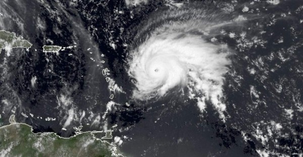 Huracán José comienza a debilitarse en el Atlántico