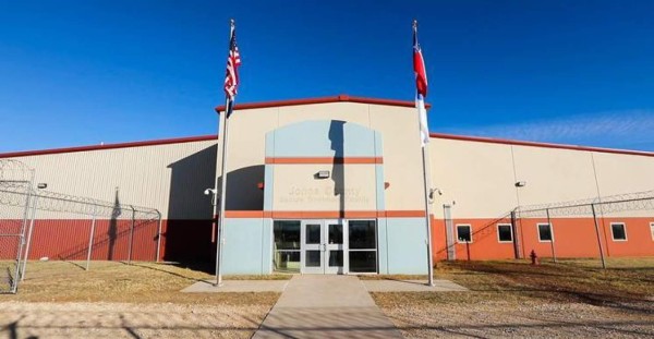 En Texas abren nuevo centro de detención para migrantes